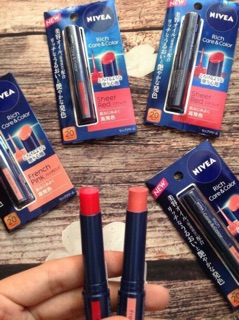 Son dưỡng môi Nivea sheer red