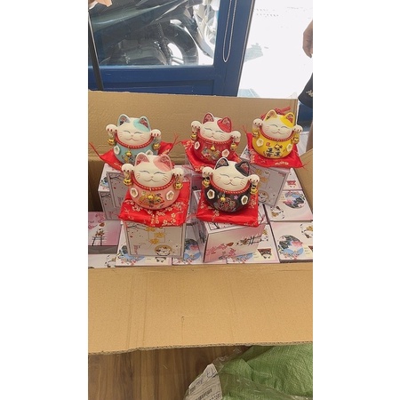 Mèo thần tài Maneki Neko. Gồm hộp + vải lót đỏ như hình.