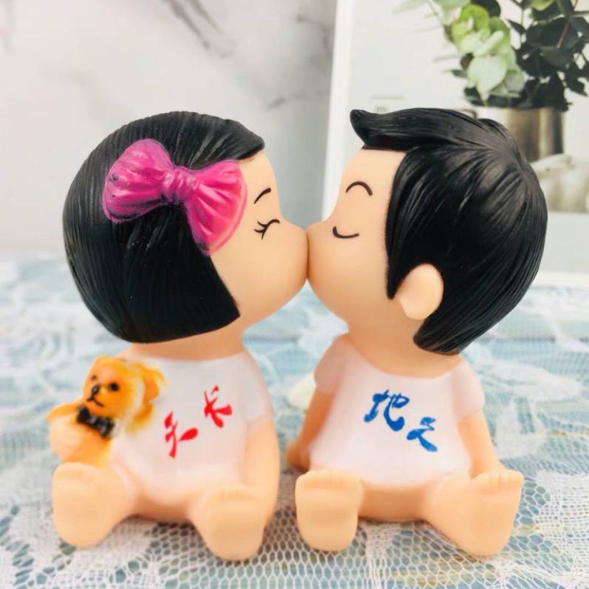 Cặp đôi em bé hôn nhau, baby kiss trang trí bánh sinh nhật