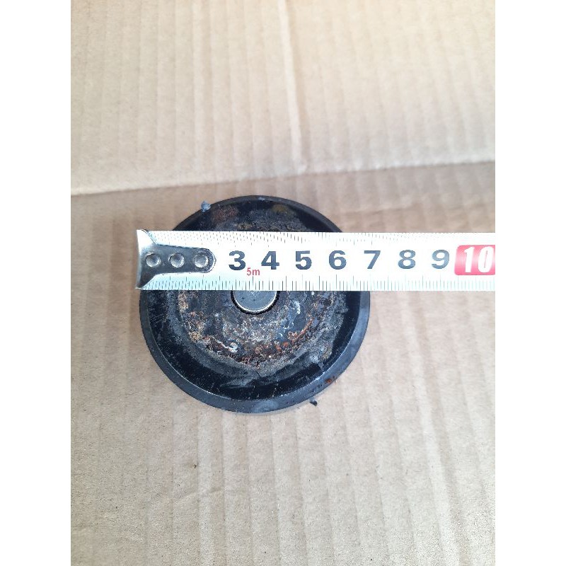 Nam châm đen tháo từ loa ra