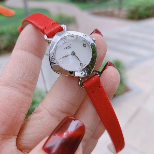 Đồng hồ nữ Tissot T113.109.16.116.00 24.8x22.58mm kính Sapphire, đính 4 viên kim cương, dây da nhỏ màu đỏ quyến rũ