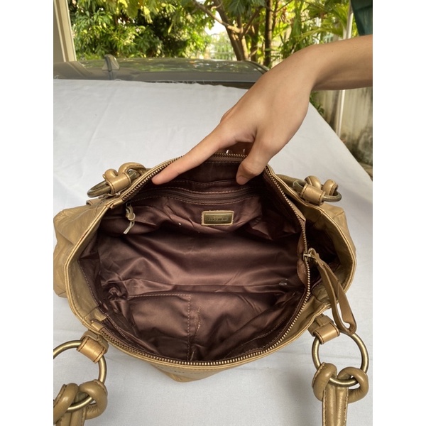 Túi chuẩn si. Túi qua sử dụng. khách vui lòng xem hình nếu muốn biết thêm thông tin sản phẩm mời khách vô chat. Thanks .