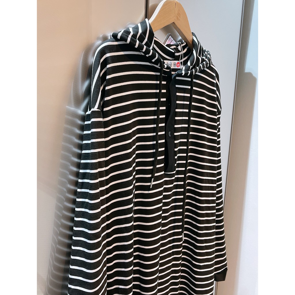 Váy suông mũ kẻ ngang đen trắng ,dài tay,dày dặn dáng rộng có mũ | BigBuy360 - bigbuy360.vn