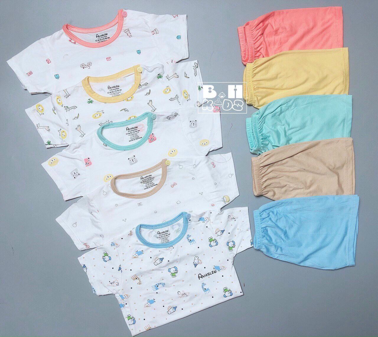 Bộ cộc tay cài vai viền cổ họa tiết Avaslew