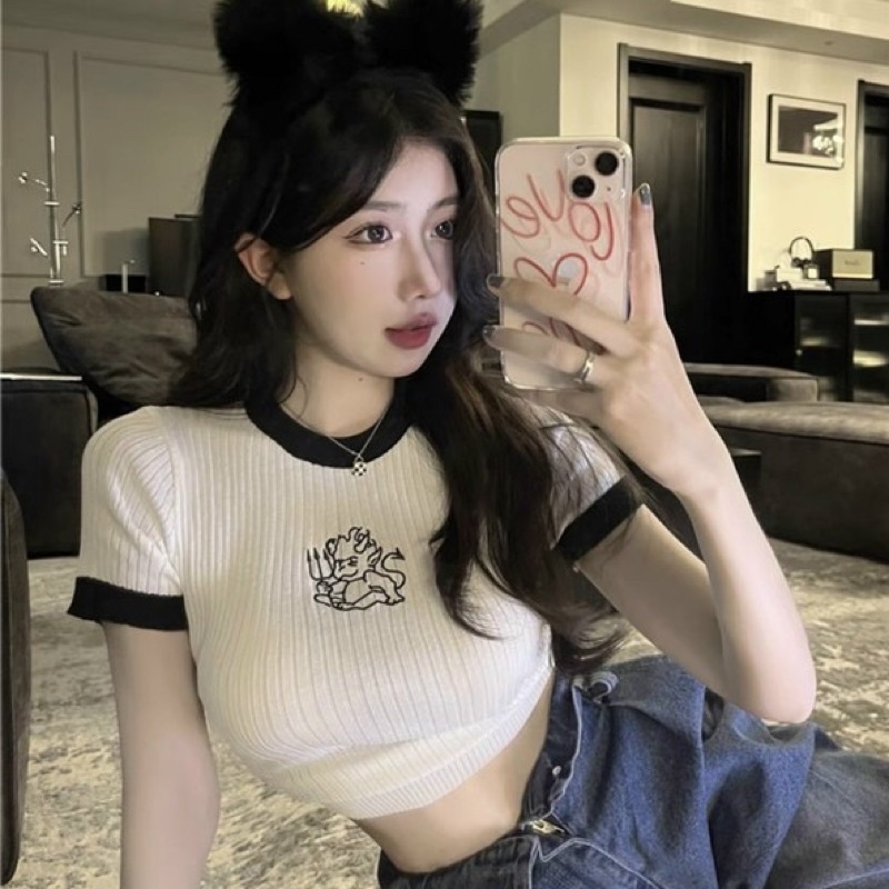 Áo thun croptop cổ tròn tay ngắn KÌ LÂN , áo thun gân phối viền thêu hình Thời Trang Cho Nữ-Thiên Yết
