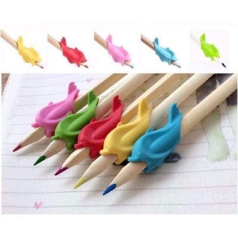 Đệm Gắn Bút Tập Viết Hình Cá Heo Cho Bé Luyện Viết Chữ Đẹp