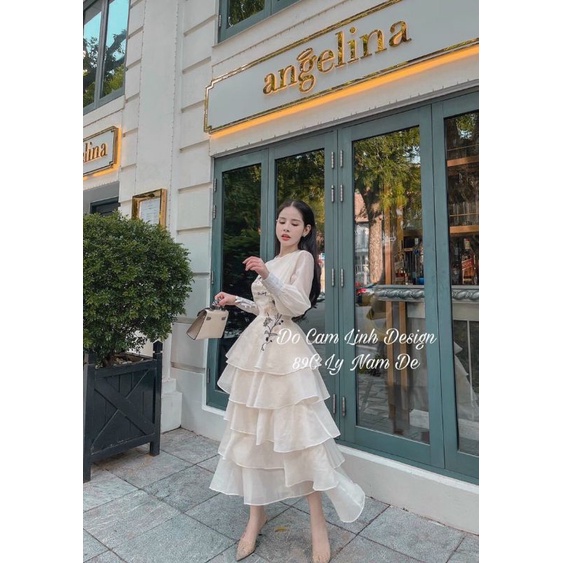 Váy tầng thêu hoa.