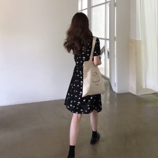 [ĐẦM] Váy đen hoa nhí buộc eo cổ V