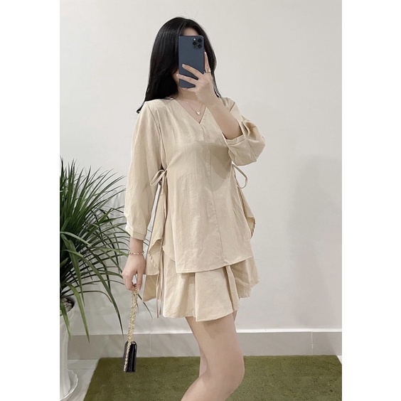 SET ĐỒ VINTAGE SET gồm chân váy xếp ly với thiết kế thắt nơ 2 bên và áo tay dài cổ V