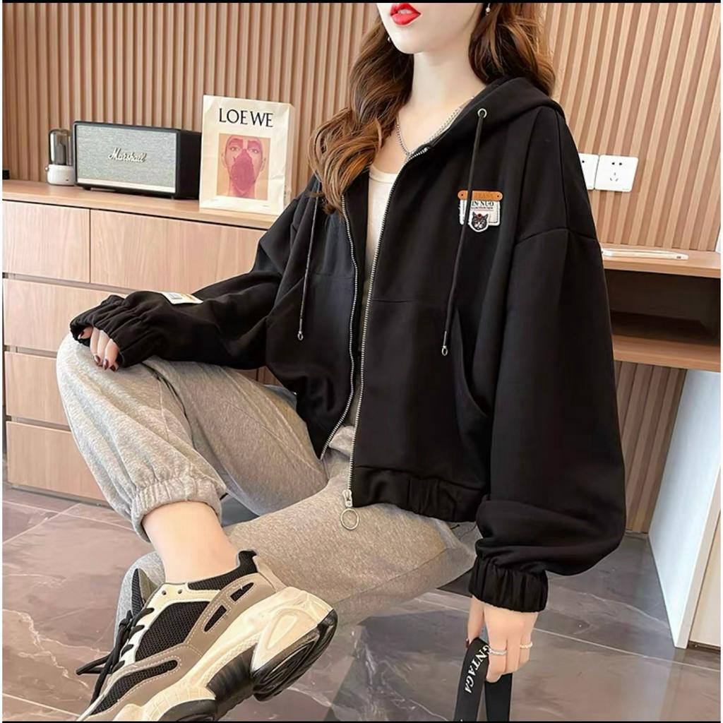 Áo Khoác Nữ Logo Thêu Hình Mèo Phối Chữ Chất Thun Mềm Mịn Mẫu Y Hình UTS