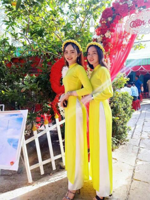 Áo dài bưng mâm vàng