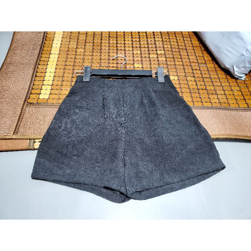 Quần sooc dạ, nhưng size L