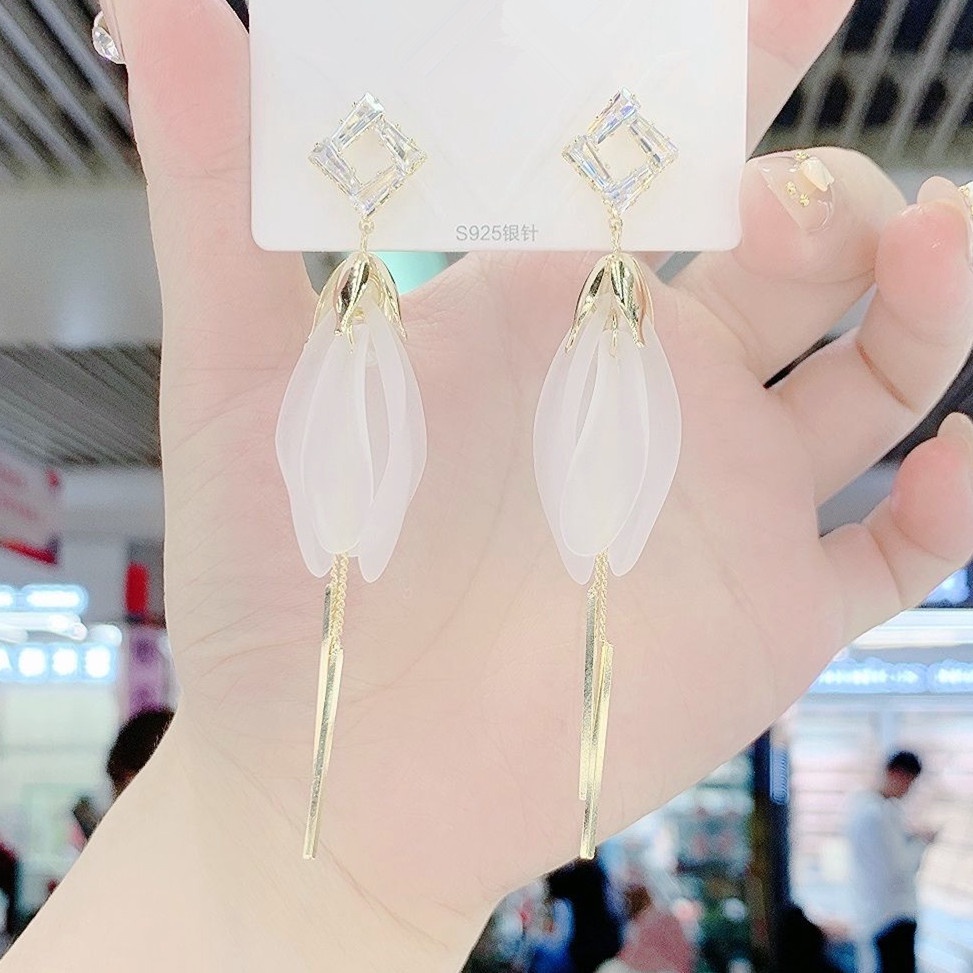 Khuyên tai thời trang phong cách Hàn Quốc E1612 cánh hoa trắng tua dua dài đính hạt s925