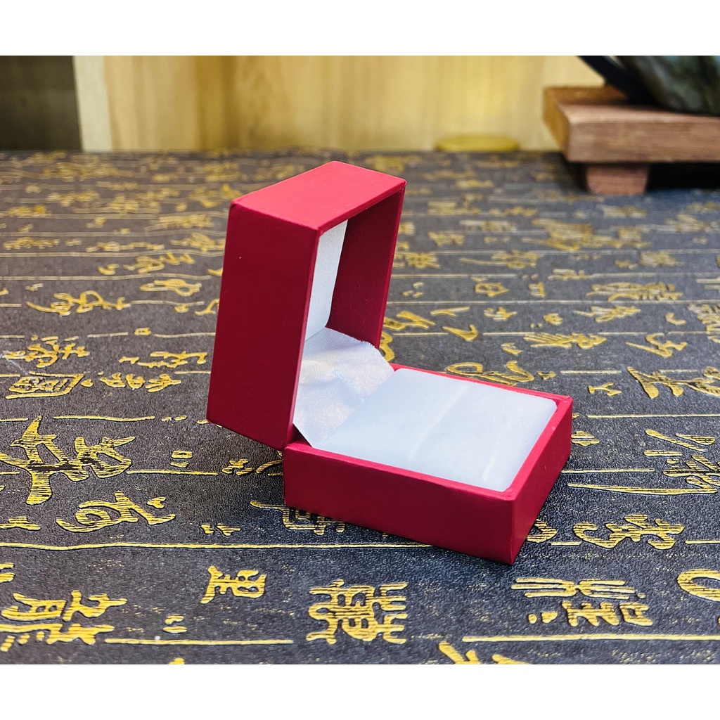 Hộp đựng nhẫn, bông tai bằng da màu đỏ sang trọng
