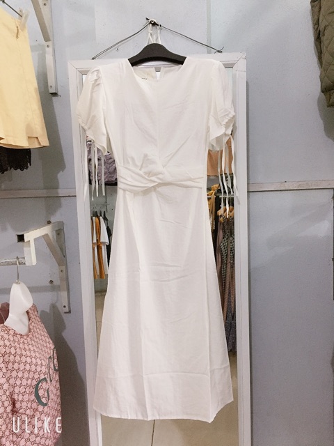 Váy trắng xoắn eo