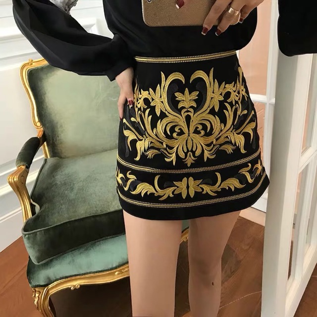 Chân váy ngắn thêu họa tiết qccc