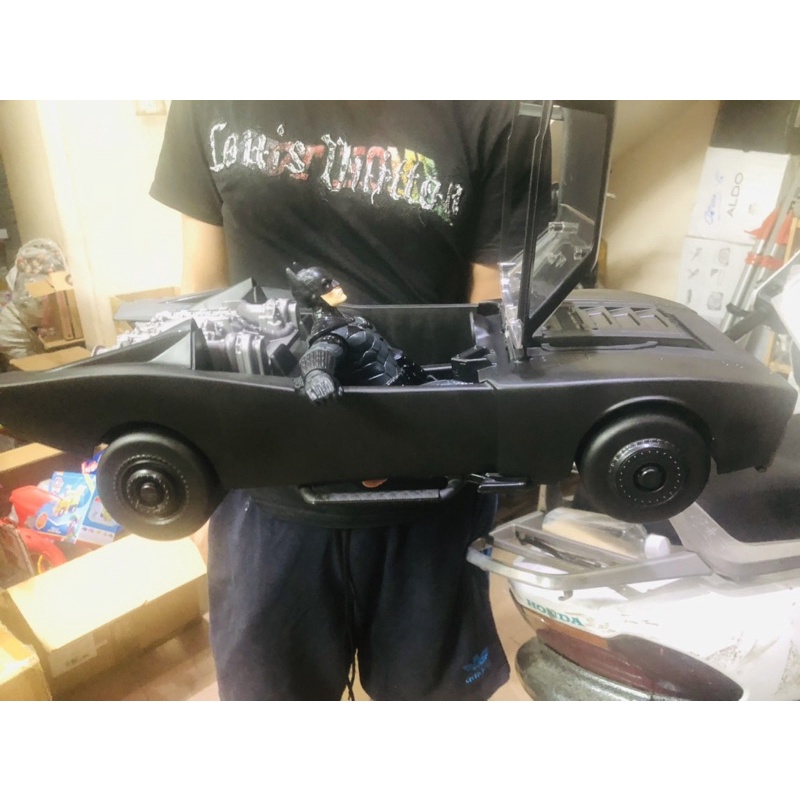 Mô hình xe Batmobile dài 55cm và người dơi Batman 30cm