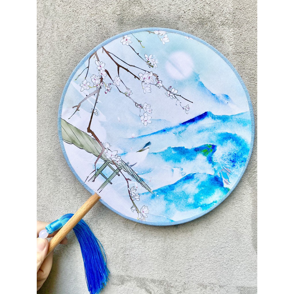 ( M65 ) Quạt tròn cổ trang cầm tay cán dài in hình BẠCH Y LAM SƠN gắn dây tuyến cosplay xinh xắn