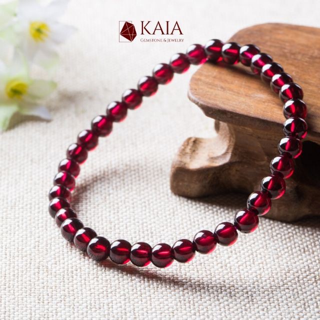 KAIA - Vòng tay phong thủy Garnet 4 - 5 li - Ngọc Hồng Lựu biểu tượng của tình yêu