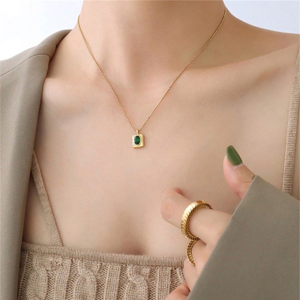 Dây Chuyền Thép Titan Mạ Vàng 18K Đính Ngọc Lục Bảo Thời Trang Cho Nữ