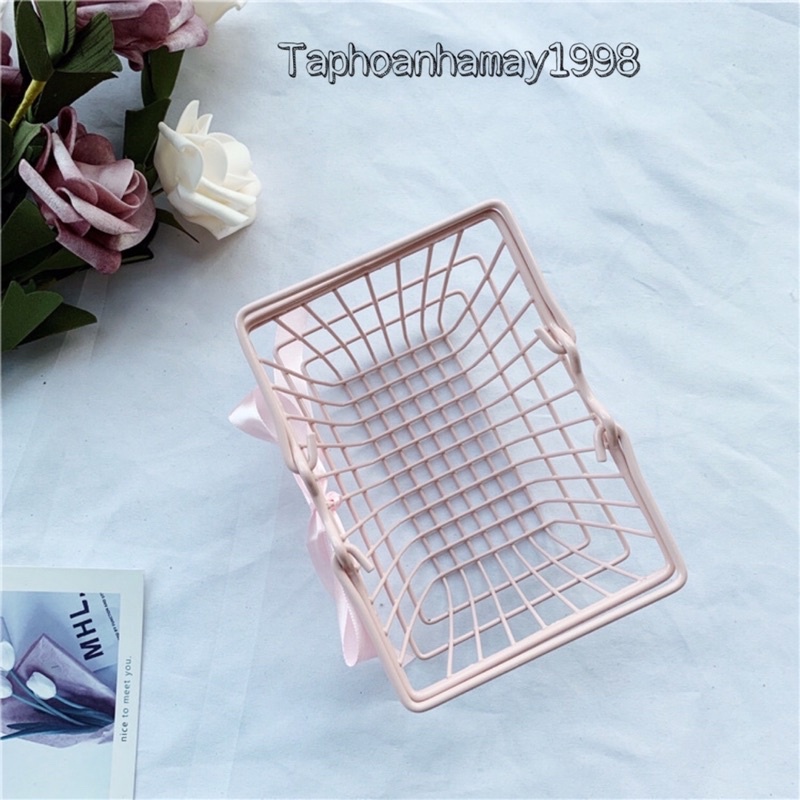 Giỏ sắt màu hồng kèm nơ hồng xinh dùng để làm phụ kiện chụp ảnh và trang trí nhà cửa