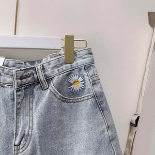 Quần shorts bò lửng hoa cúc