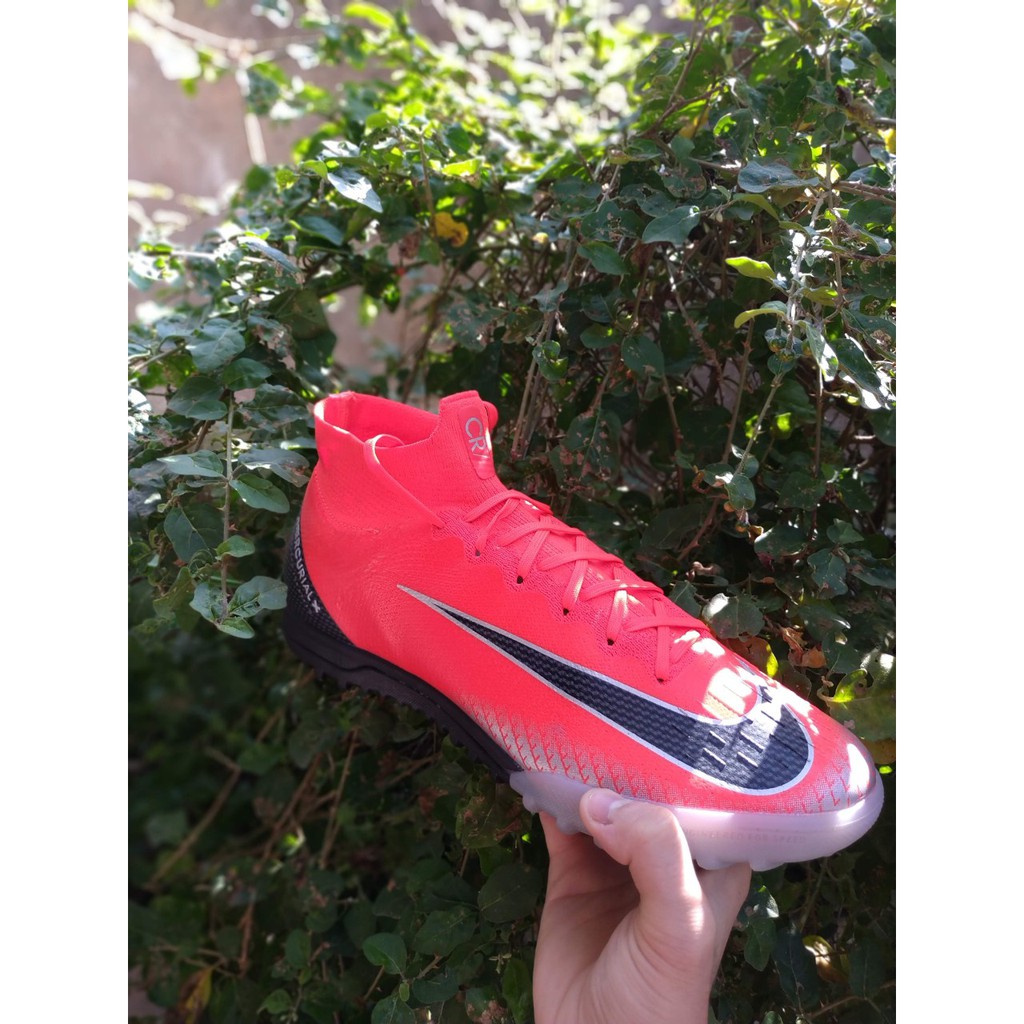 Giày đá bóng sân cỏ nhân tạo