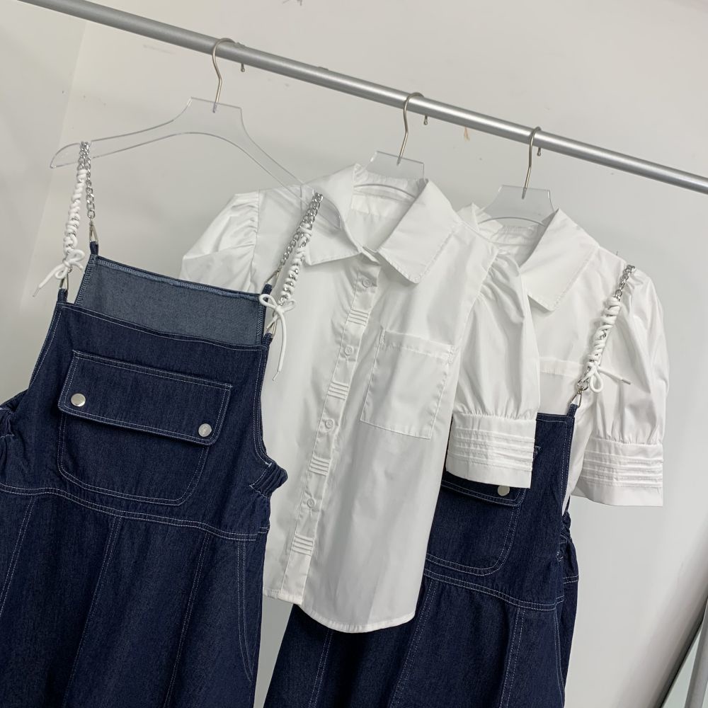 Cô Gái Váy Dây denim Phong Cách Phương Tây