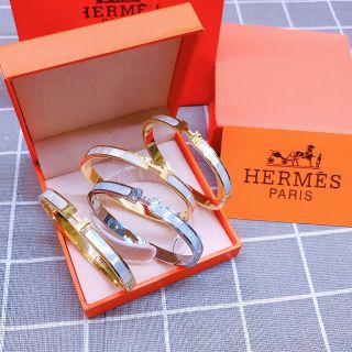 Vòng tay HM cẩn xà cừ trắng (k hộp)