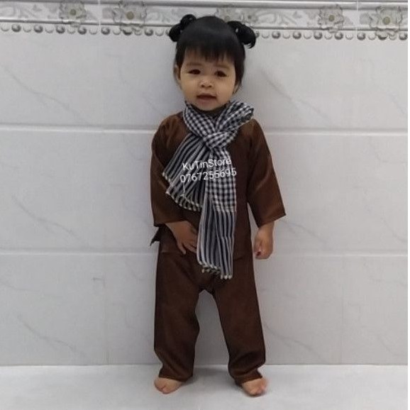 Bà ba nông dân cho bé