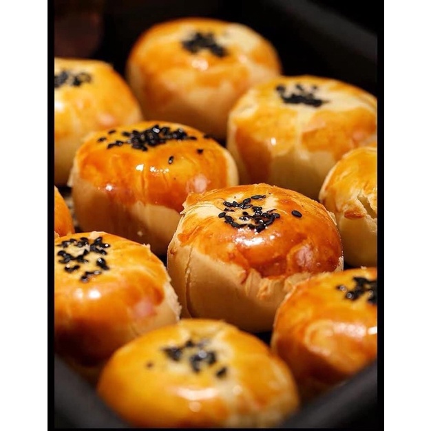 Bánh Trung Thu đậu đỏ trứng muối