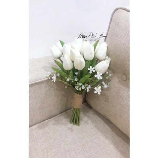 Hoa cưới tulip cầm tay cô dâu cao cấp