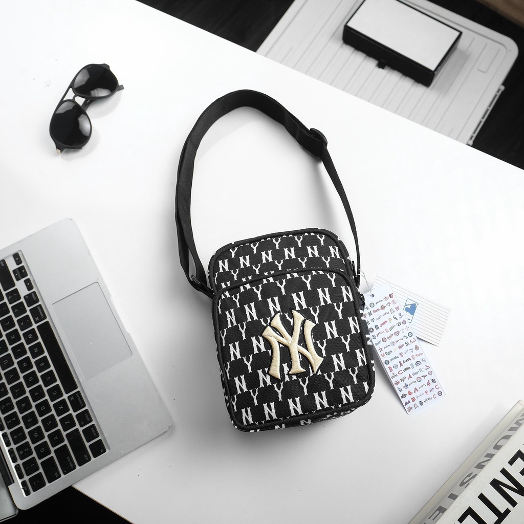 Túi đeo chéo MLB hoạ tiết monogram dành cho cả nam và nữ phong cách Hàn Quốc - Hùng Nón Hiệu