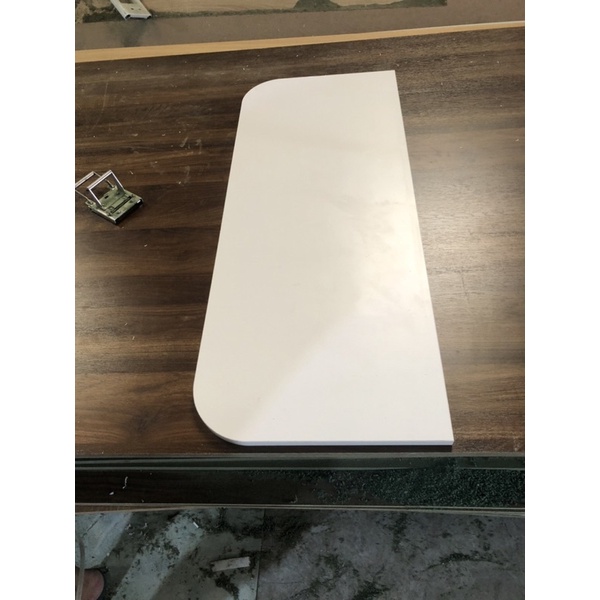 Mặt bàn cắt theo kích thước. Gỗ MDF cao cấp lõi xanh chống ẩm, phủ Melamine 2 mặt, viền 4 canh