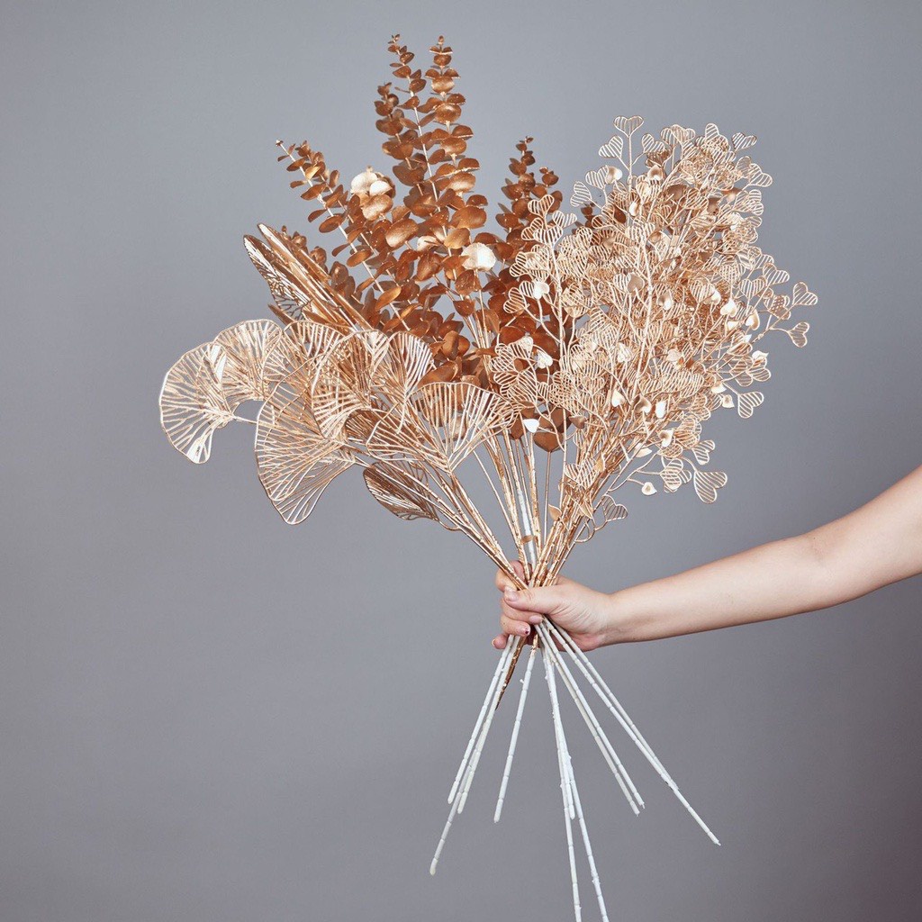 Cành lá rẻ quạt vàng trang trí tết, cắm kèm cành đào đông rất đẹp