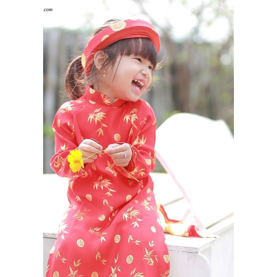 Áo dài truyền thống kèm mấn cho bé gái