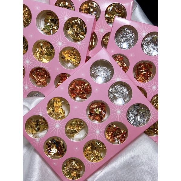 Giấy bạc ẩn móng tay