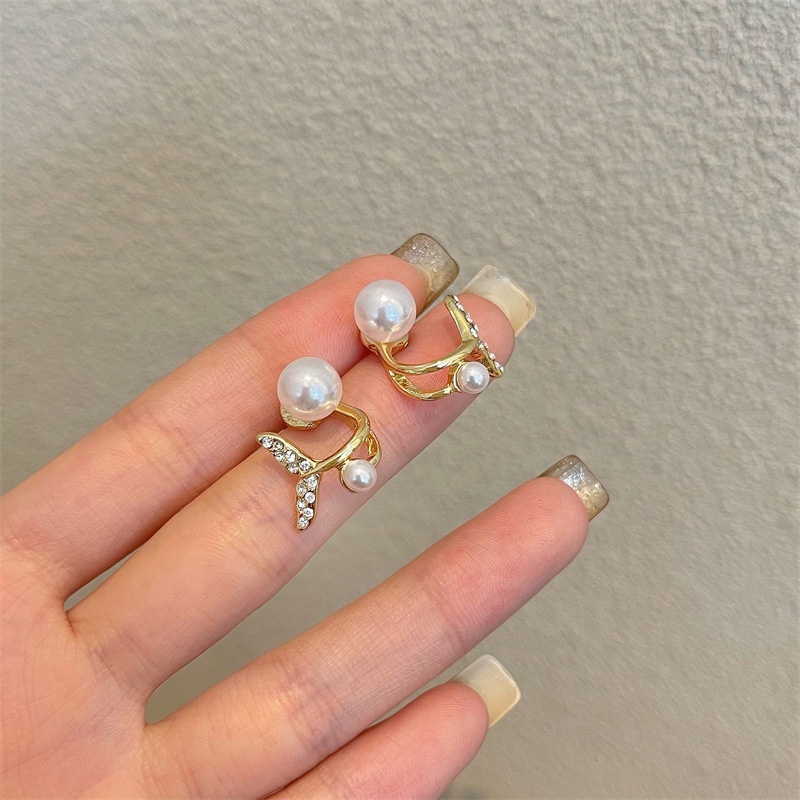 Khuyên tai MAYEBE LAVEND mạ bạc 925 kiểu đuôi cá đính ngọc trai giả phong cách Hàn Quốc