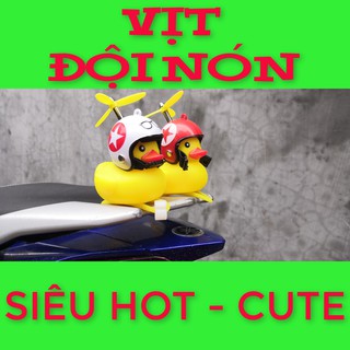 Vịt gắn xe đội mũ bảo hiểm chong chóng có đèn có còi