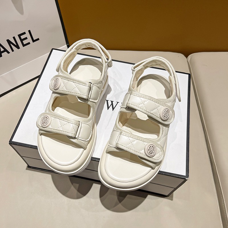 Giày sandal nữ chất da đế răng cưa 4 cm huy hiệu hoa màu trắng kem/đen