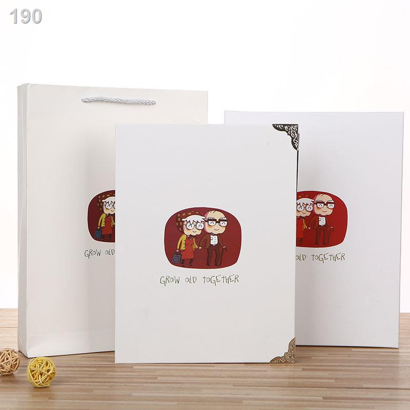 Cùng nhau tự làm album ảnh handmade để vợ chồng già sáng tạo cuốn sổ lưu niệm lãng mạn dán tặng bạn bè