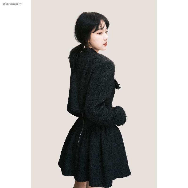 Áo khoác tweed dáng ngắn phối chân váy lưng cao thời trang mùa đông 2021