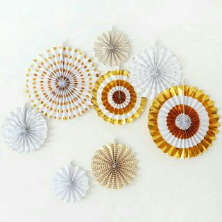 Quạt giấy ánh kim trang trí