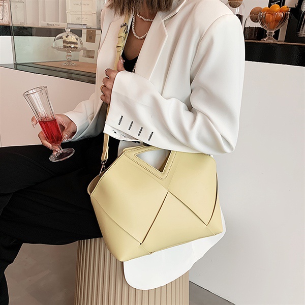 MUSHROOM LEE - Túi Casual Tote Tay Cầm Tam Giác