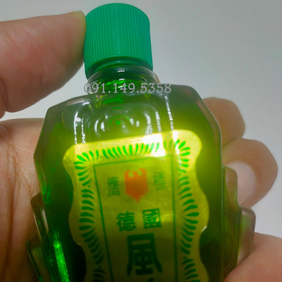 Dầu gió xanh 2 nắp hiệu Con Ó Mỹ - Eagle Brand Medicated Oil, xoa dịu cơn đau hiệu quả, nhanh chóng.