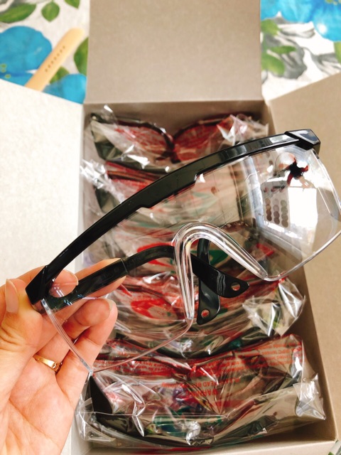 Kính Bảo Hộ Che Chắn Tuyệt Đối Bụi Bẩn Gây Hại Vuông | BigBuy360 - bigbuy360.vn