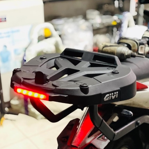 Đế thùng sau GIVI M7MN-S có đèn led cảnh báo nhựa PP nguyên sinh gắn thùng sau xe máy GIVI chính hãng