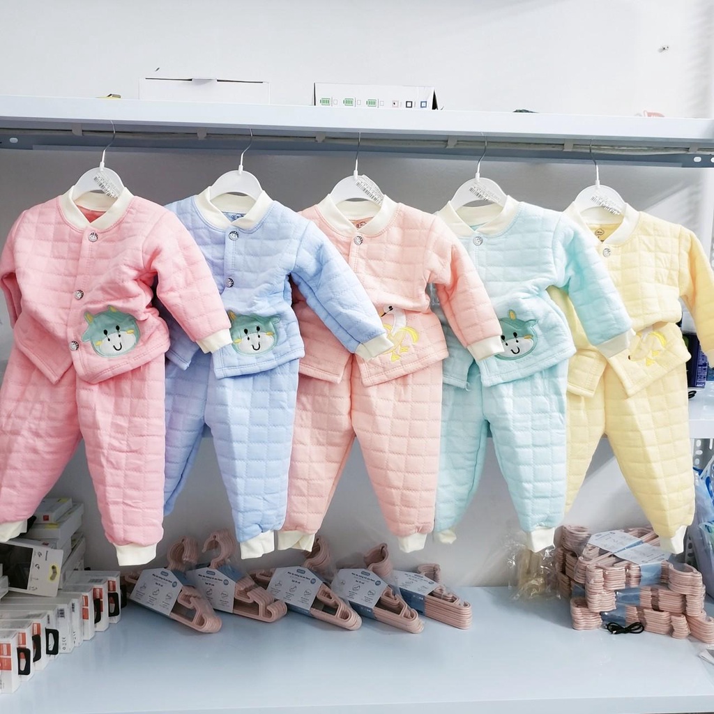 Bộ dài tay cài giữa màu trơn vải xốp trần bông mềm, cổ tàu giữ ấm cho bé sơ sinh Hi Mom (3-8kg)