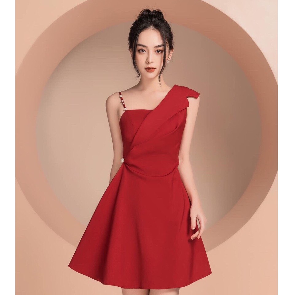 Đầm lệch vai, dây ngọc, kiểu dáng hiện đại, hot trend