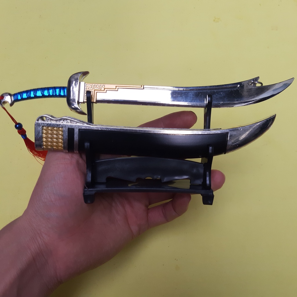 Móc khóa mô hình Tuyết Ẩm của Nhiếp Phong trong Phong Vân chất liệu hợp kim dài 22cm.